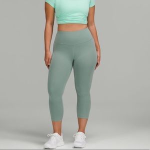 NWOT lululemon Wunder Train Contour Fit High Rise Crop 21" sz 8